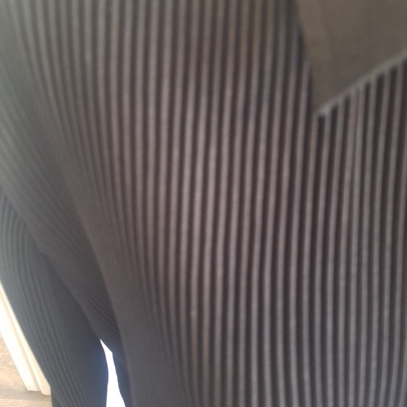 Black Pleated Button-Up Shirt Size 6 - Picture 4 of 9